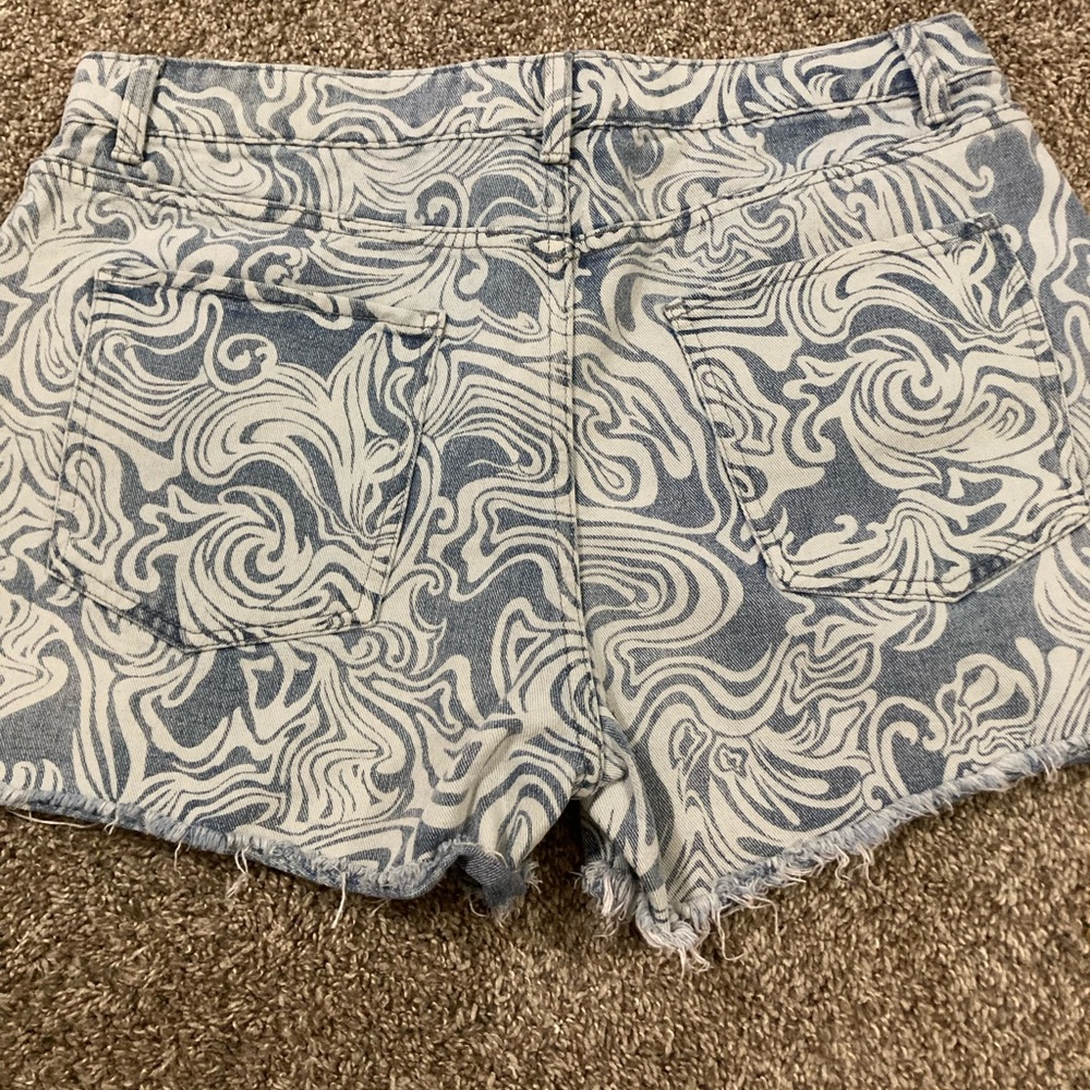 New! No Boundaries Juniors Cut Off Jean Shorts - Picture 3 of 5